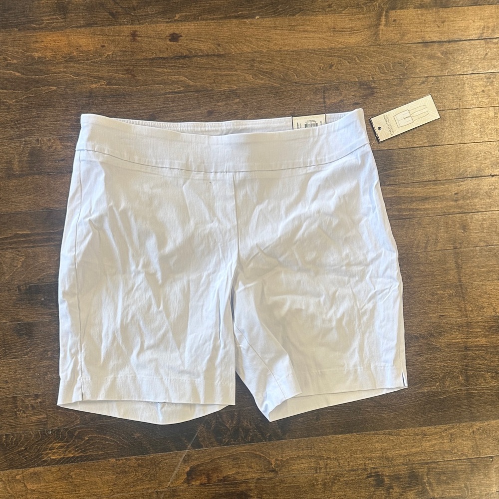 NWT Dana Buchman Slimming Mid Rise White Women's Shorts